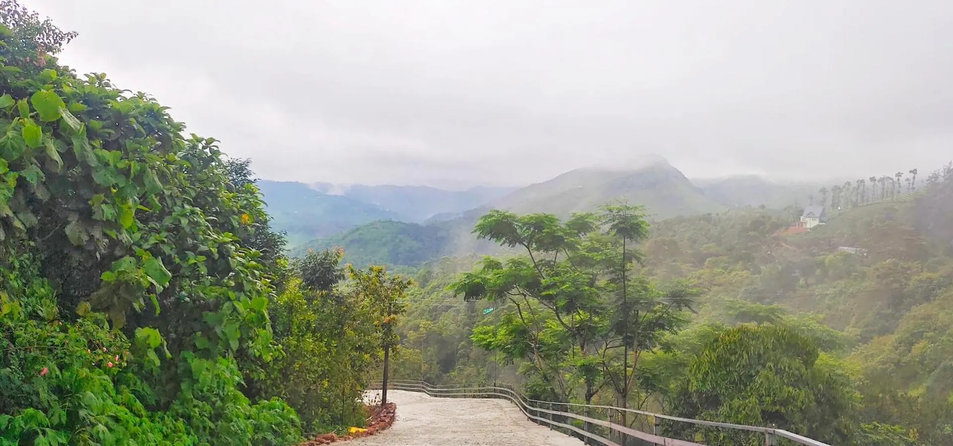 Robin'S Paradise Vagamon 0*,  Índia